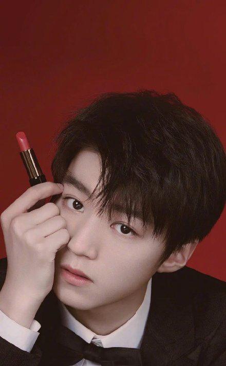 视觉福利啊!当男明星代言口红 看完他们的营业照 你更想买谁的.