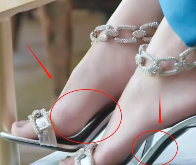 为啥郑爽很少穿高跟鞋,见镜头拉近脚的那一刻,全明白了