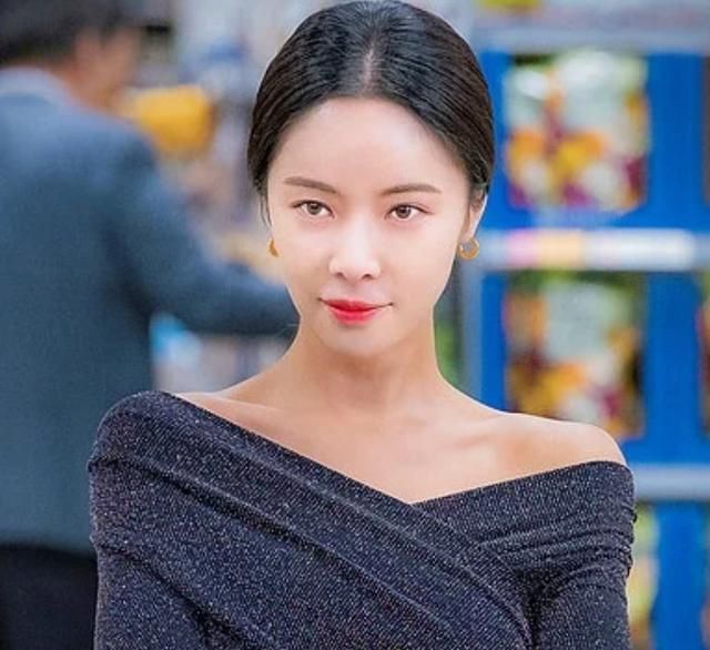 双甲路边摊黄正音扮演老板娘角色偏性感