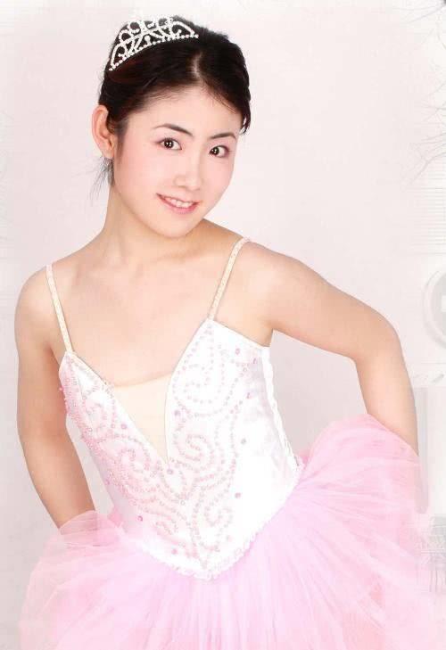 因漂亮被赵本山看中却因拒绝陪酒被封杀如今37岁回农村教书