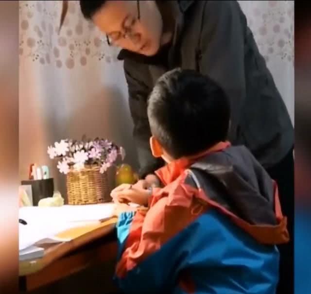 辅导孩子作业,"吼叫式"教育是"毒药",家长要引以为戒