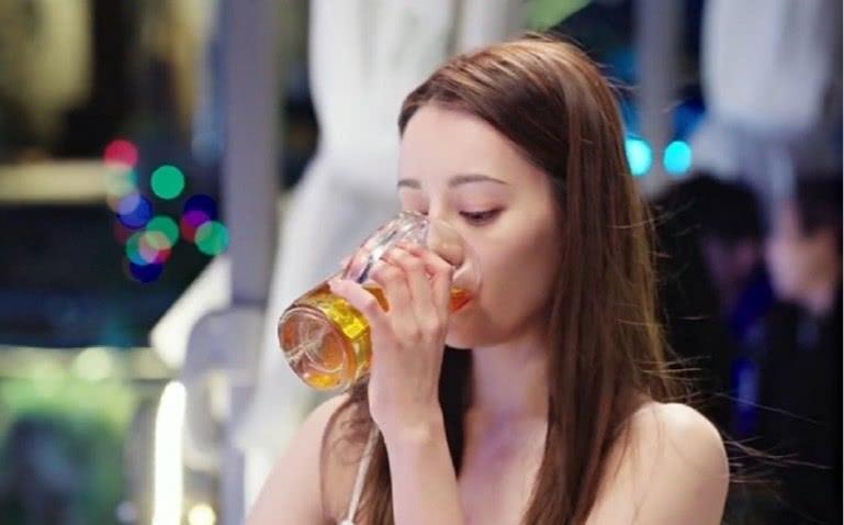 迪丽热巴在戏里喝酒放下酒杯之后真喝假喝一看就知