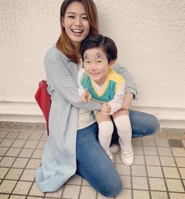 她被称为"谜女郎",因一张照片离婚,如今38岁与男演员传绯闻|吕慧仪