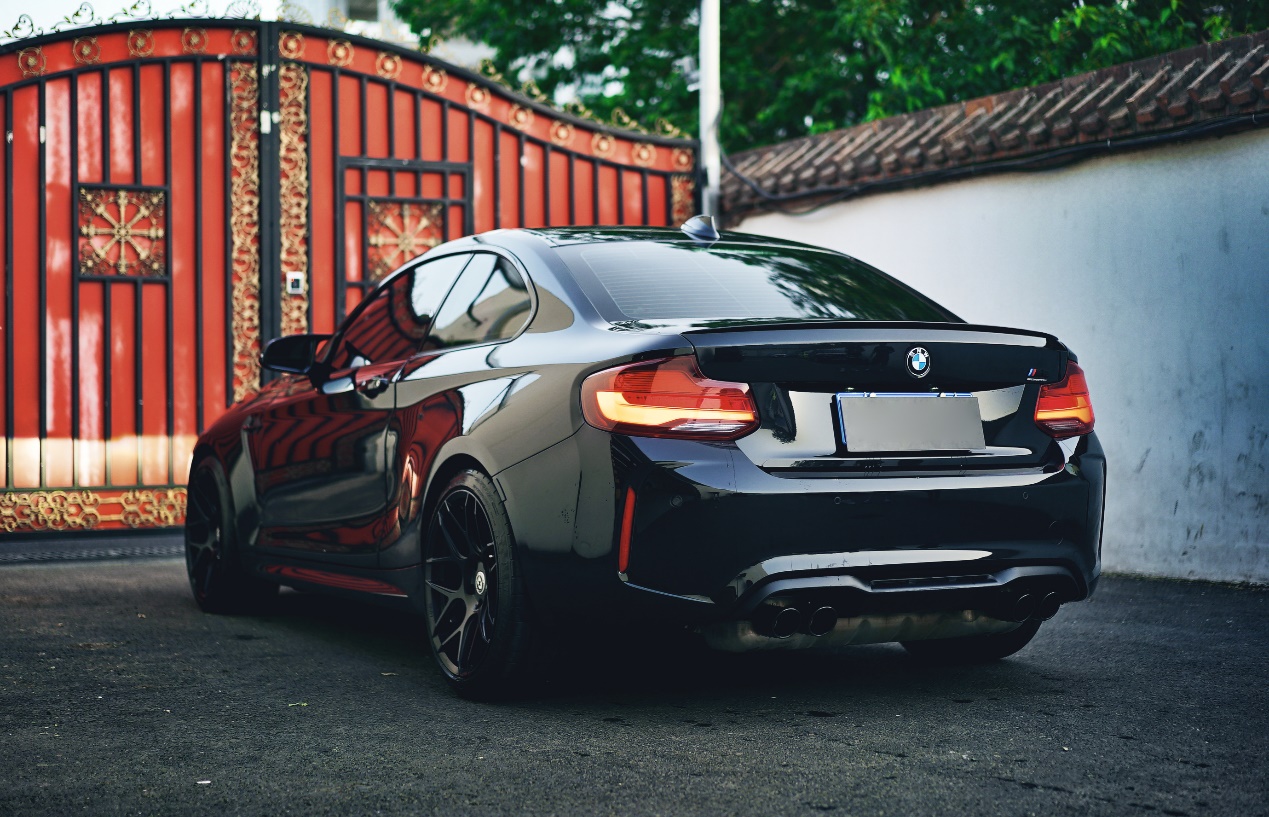 让宝马粉儿欲罢不能的m2c究竟怎么样呢?看看这款贴了车衣的它吧