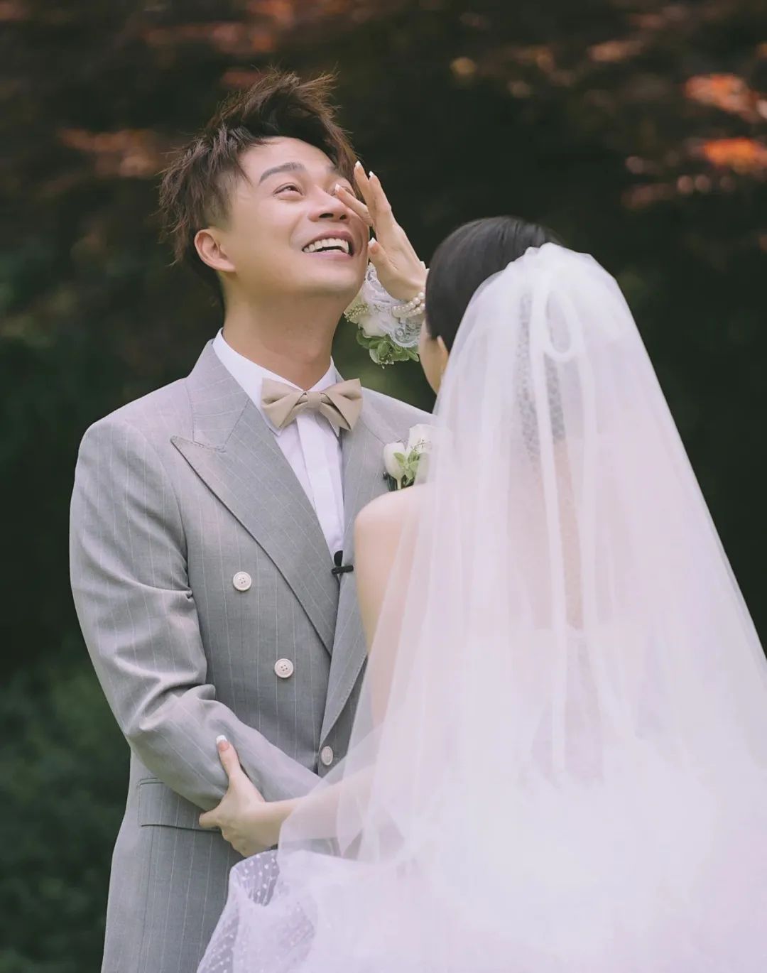 《王牌》主持人沈涛结婚照曝光!新娘不是费费?妻子颜值不输小花