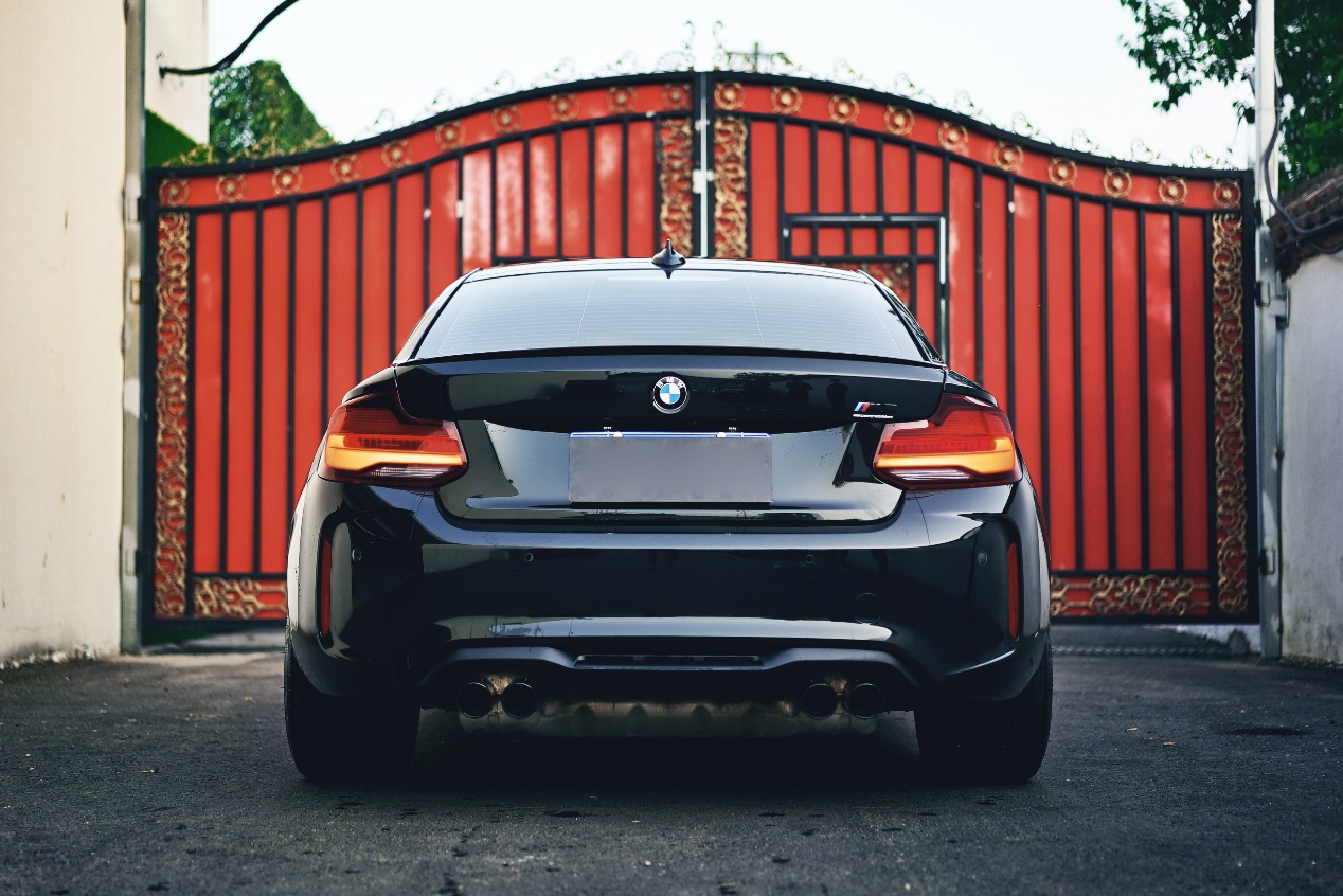 让宝马粉儿欲罢不能的m2c究竟怎么样呢?看看这款贴了车衣的它吧