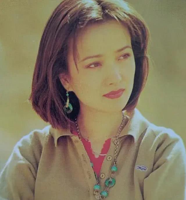 56岁何晴仍美艳一身红大衣素颜更耐看不愧演全四大名著的美人