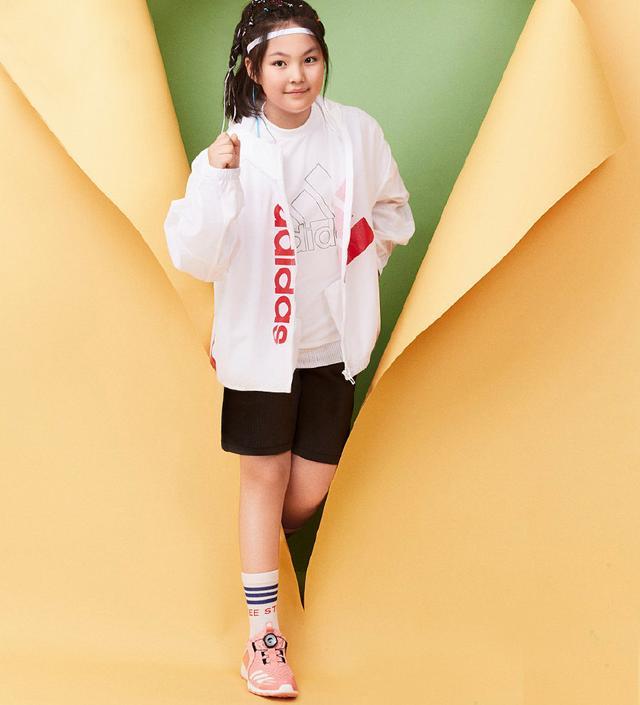 富家千金王诗龄曝运动写真穿花衣服梳一头脏辫胖得很可爱