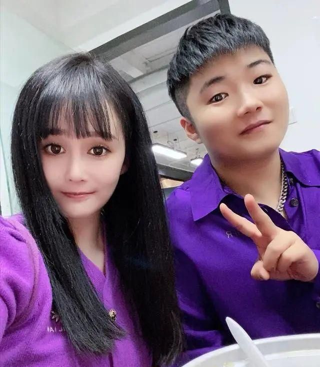 赵本山女儿"球球"晒马甲线,紧身裤露脐卫衣,沙漏型身材超a