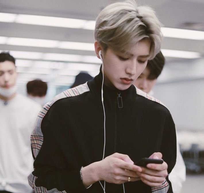 蔡徐坤玩手机被抓包,谁注意他"打字姿势"?00后ikun效仿