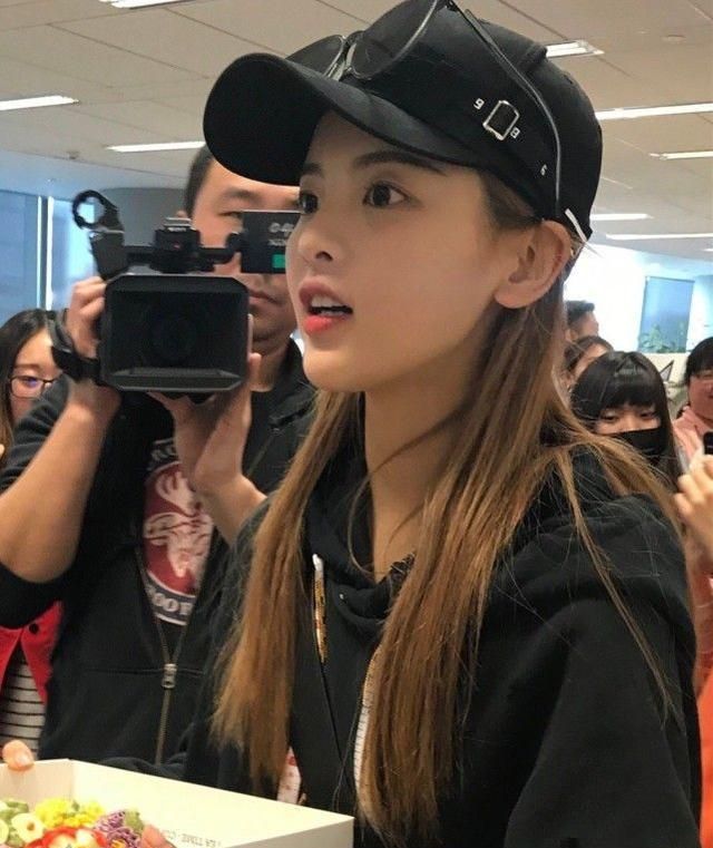 杨超越刚睡醒素颜照曝光看到她手里的东西是个精致女孩