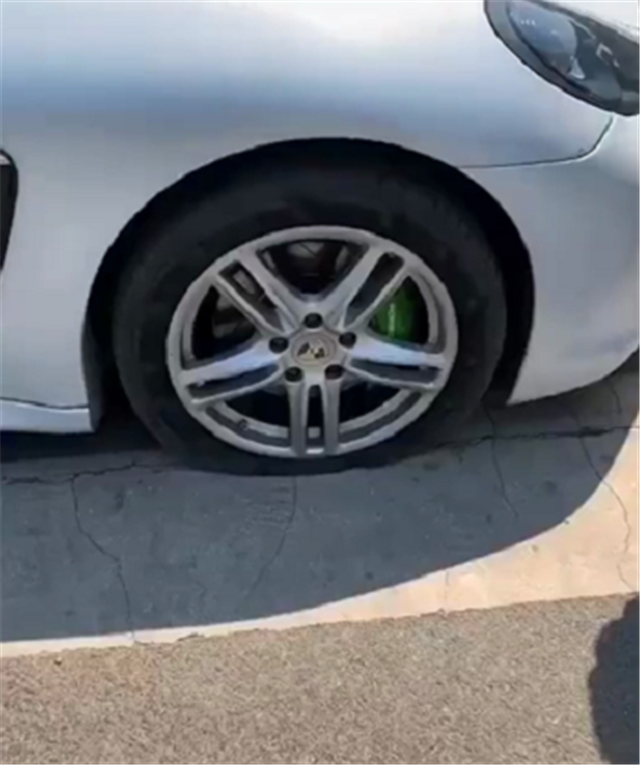 百万保时捷做婚车半路车胎爆了细看下车女子才知原因