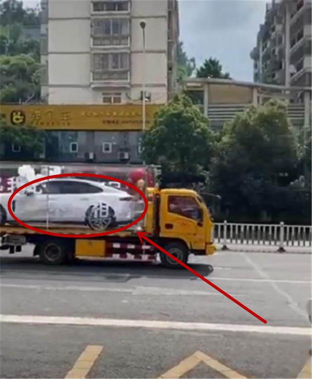 521当天富豪送车，这次是台保时捷Panamera，全车铺满花还装扮过