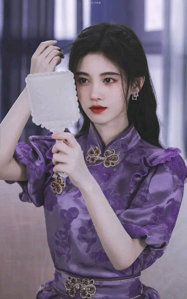 鞠婧祎穿旗袍,紫色惊艳,黄色温婉.