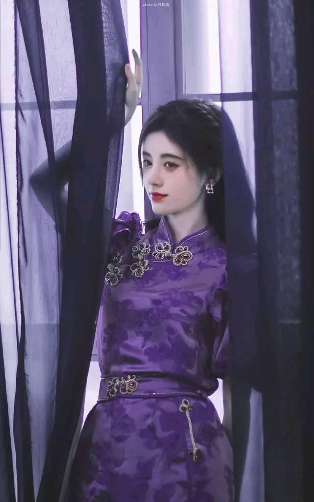 鞠婧祎穿旗袍,紫色惊艳,黄色温婉.