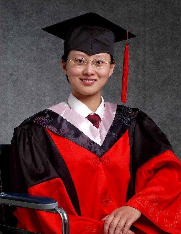 安徽女孩11岁双腿残疾,成中国第一位坐轮椅女博士,自学成博导|侯晶晶