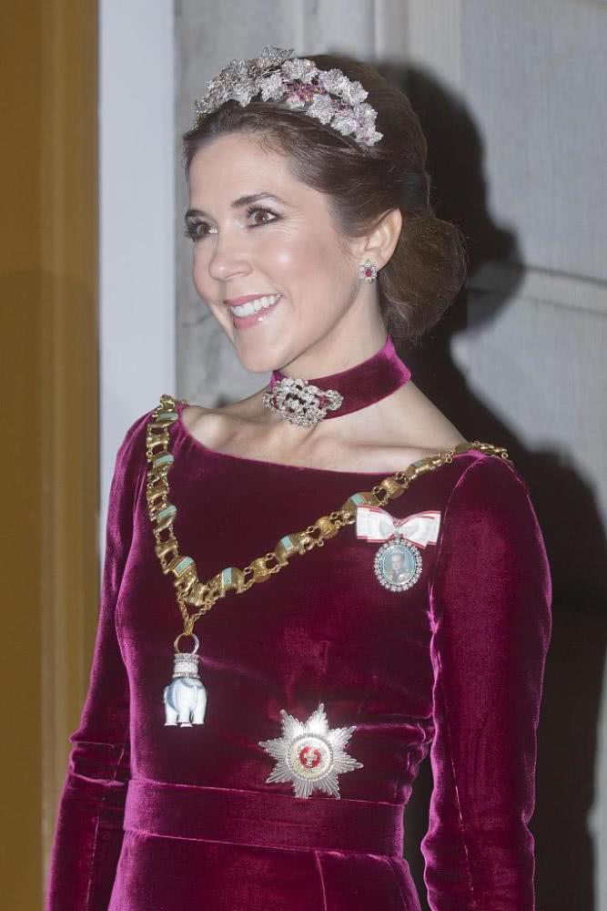 玛丽年轻时自是十分甜美,笑起来温婉可人,极具亲和力,美得没有距离感.