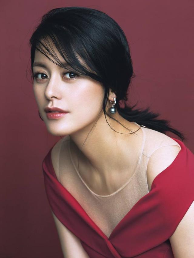 低调,再加上近年来娱乐圈新人不断涌入,很多人都忘记了这个实力派演员