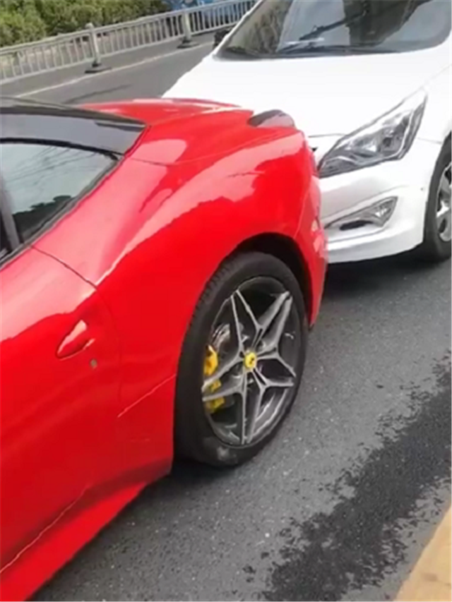 350万法拉利被追尾,车身掉了漆,补漆就得5位数