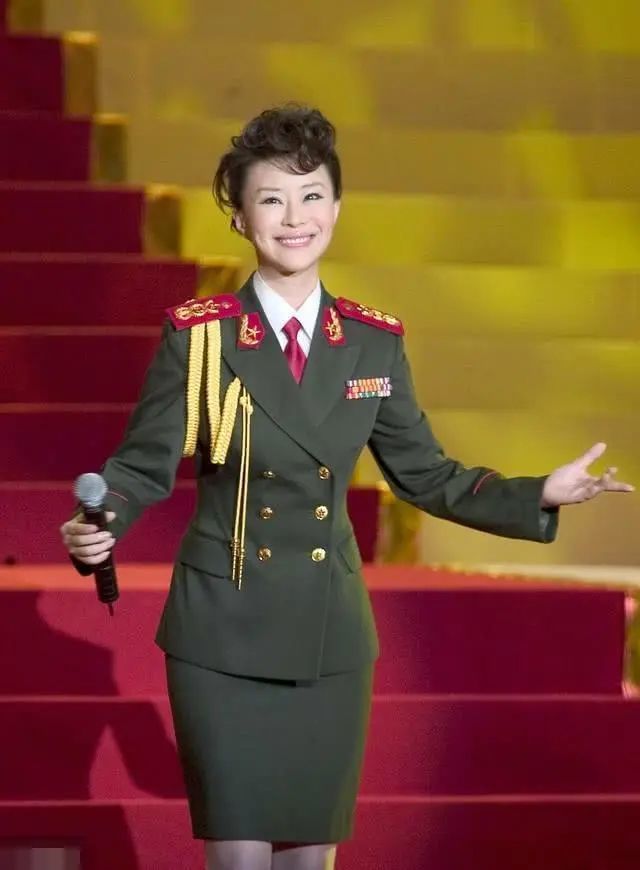 上9次春晚被称为民歌天后,为爱嫁给大37岁富商,今44岁沦为路人