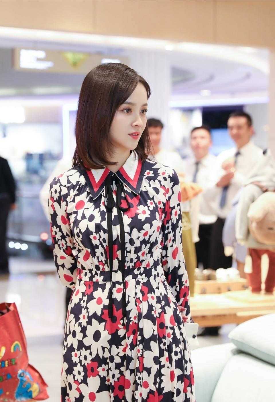 邓莎气质开挂,穿绿色短裤外套搭配一条连衣裙,秒变成18岁少女