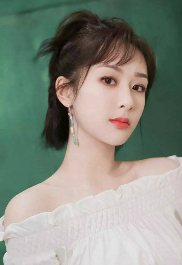 凭演技闪闪发光的杨紫,这次颜值也开挂了,最新封面表现力惊人