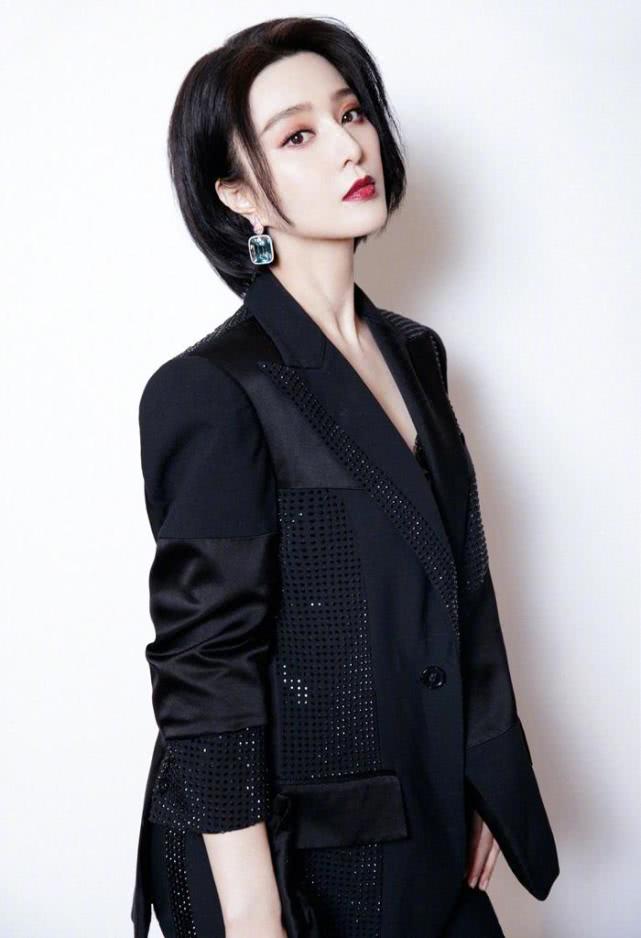 范冰冰现身机场,穿西装配短裙秀"少女腿",却被膝盖疤痕抢了镜