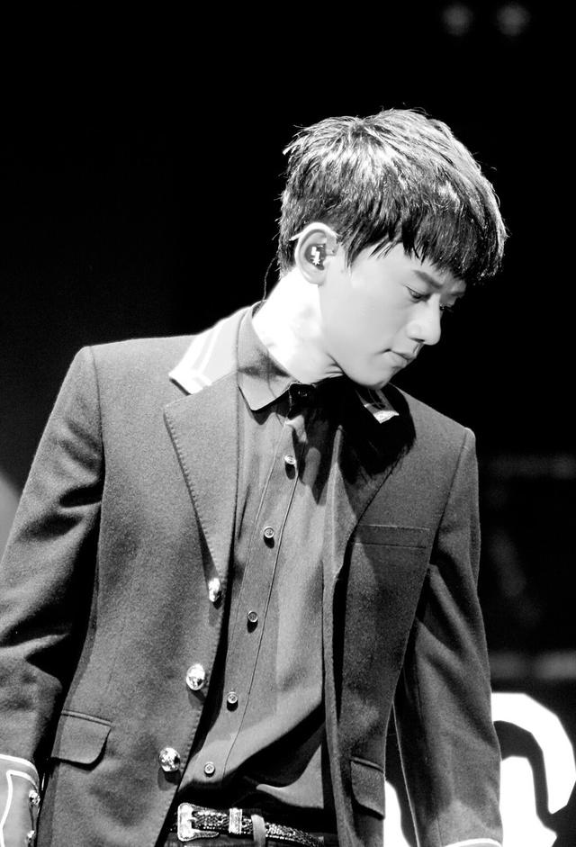 不要再说张杰土了,奶奶灰发色他都能hold住