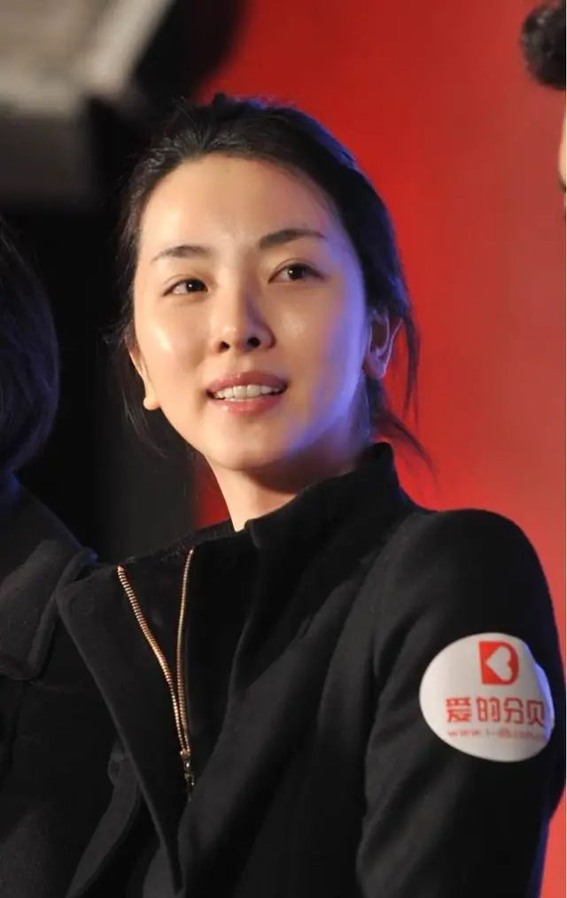 难得李思思素颜脸上有点油腻挺正常要知道周涛素颜都认不出