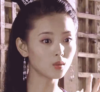 喜欢笑,笑得也甜!角色性格设定正如其名,她在剧里演的是宋甜儿.