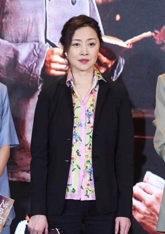 刘蓓也不装嫩了弄个奶奶头认真服老穿条黑裙也是宽松的