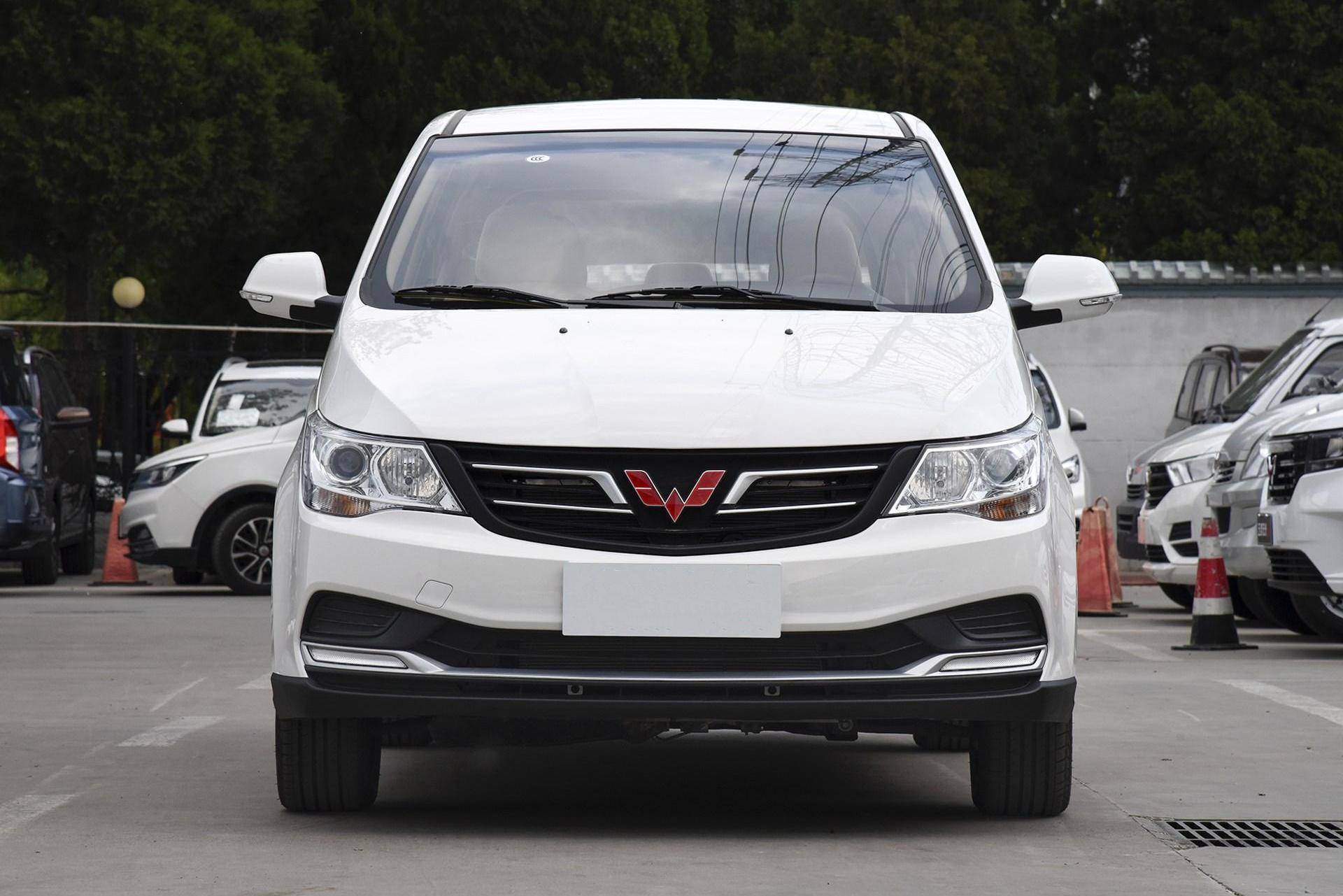 730升级为大8座!再度降价,挂上五菱标,后驱mpv也太省油了吧