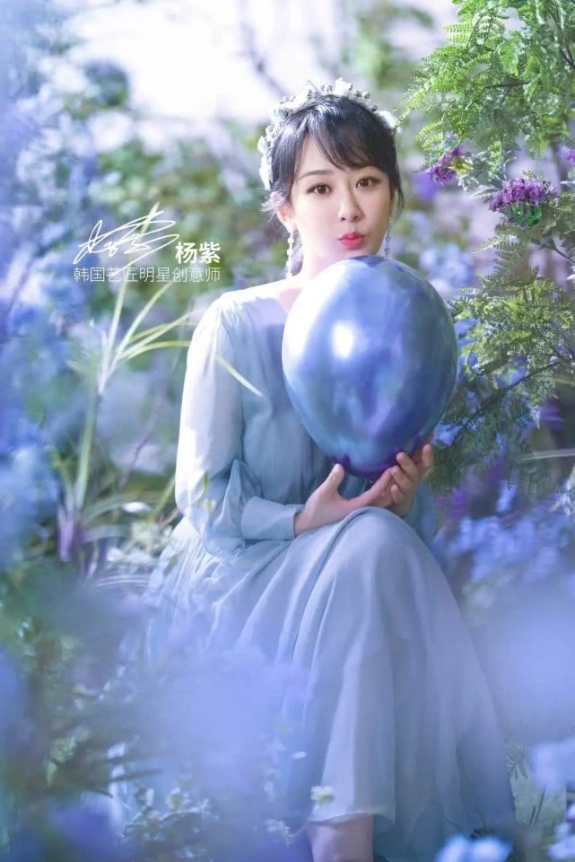 杨紫时尚大片来袭!身穿蓝色妖姬礼服裙,"仙气满满"不失性感