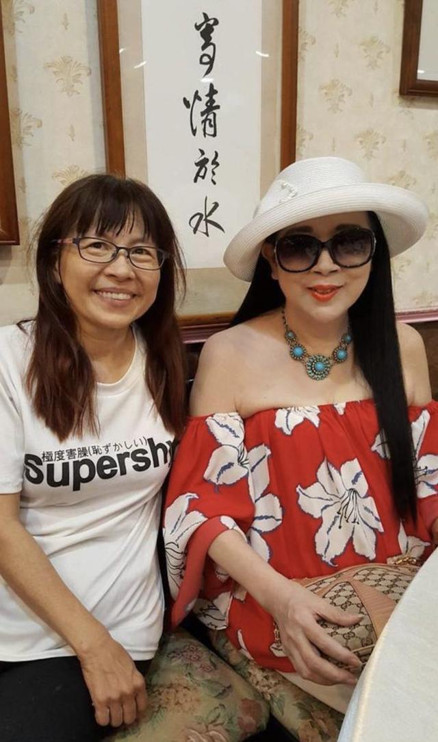 62岁台湾富婆许纯美与友人下午茶罕见素颜露脸瘦骨嶙峋尽显憔悴