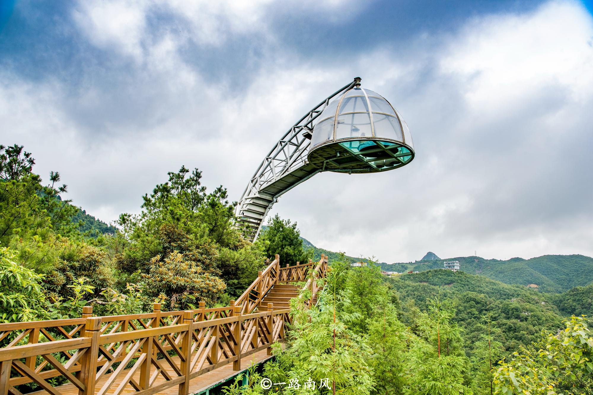 贵州有个最惊险的景观房,凌空高挂在悬崖边