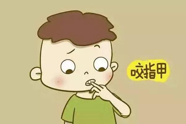 孩子总爱"咬指甲",并非是缺维生素了,真正的原因是这样的