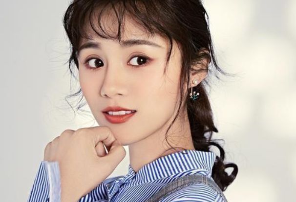 演员安悦溪第一次引起观众的注意应该是在电视剧《花千骨》中,她饰演