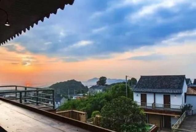 我国一个坐落在山顶的天价民宿,住一晚需要2000块,游客却说值