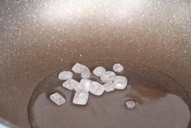 4,锅中倒入50克的清水,加入30克的冰糖小火融化.