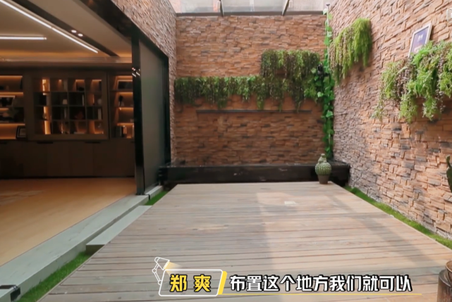 郑爽三层别墅曝光,客厅大如篮球场,家中有沙滩,打造网红圣地