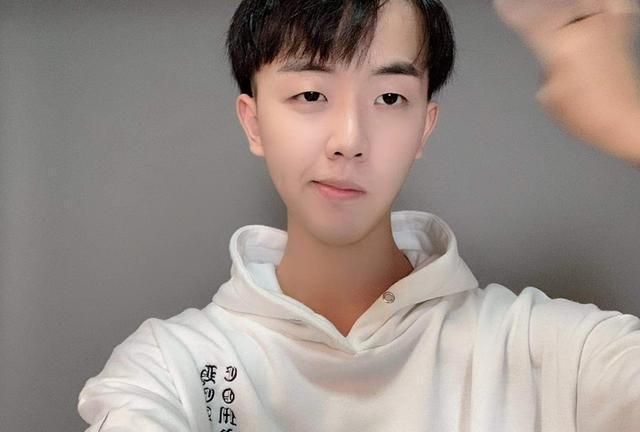 真是游戏主播说唱的小抠脚这波操作太秀了粉丝纷纷留言支持