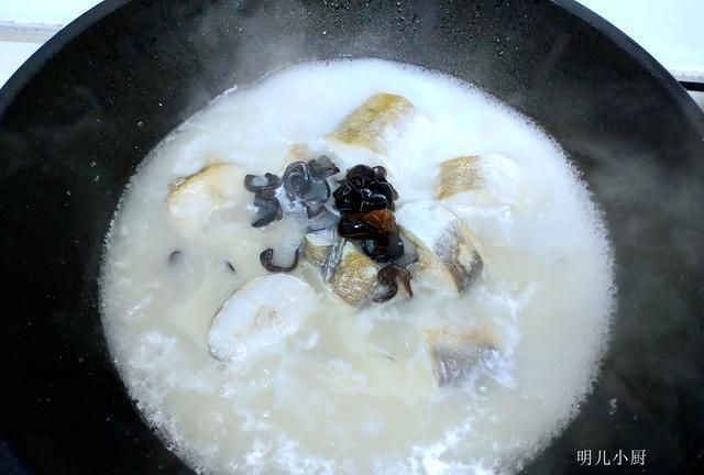 第三步炖煮大概五分钟左右,鱼汤就会变浓稠发白,这个时候放入一把提前