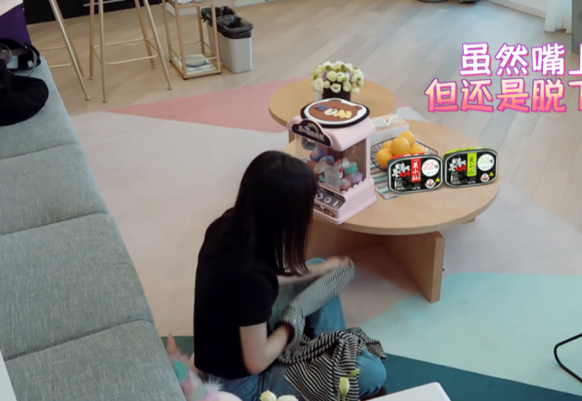 郑爽三层别墅曝光,客厅大如篮球场,家中有沙滩,打造网红圣地