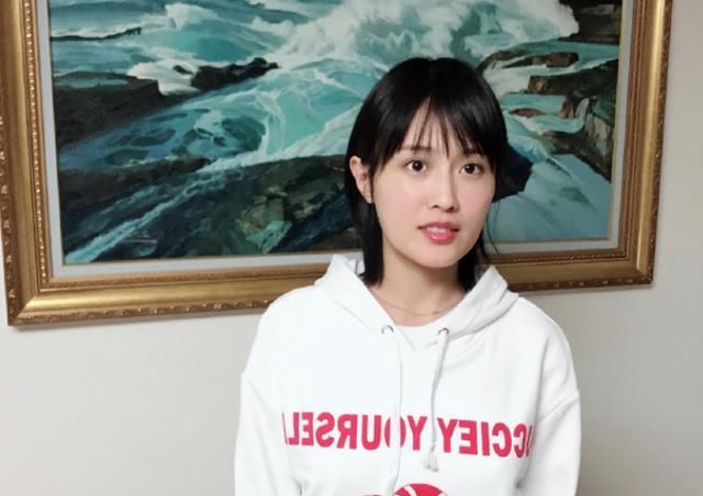 潘粤明和尹姝贻现身街头,下车后手牵手买水果,网友:我酸了