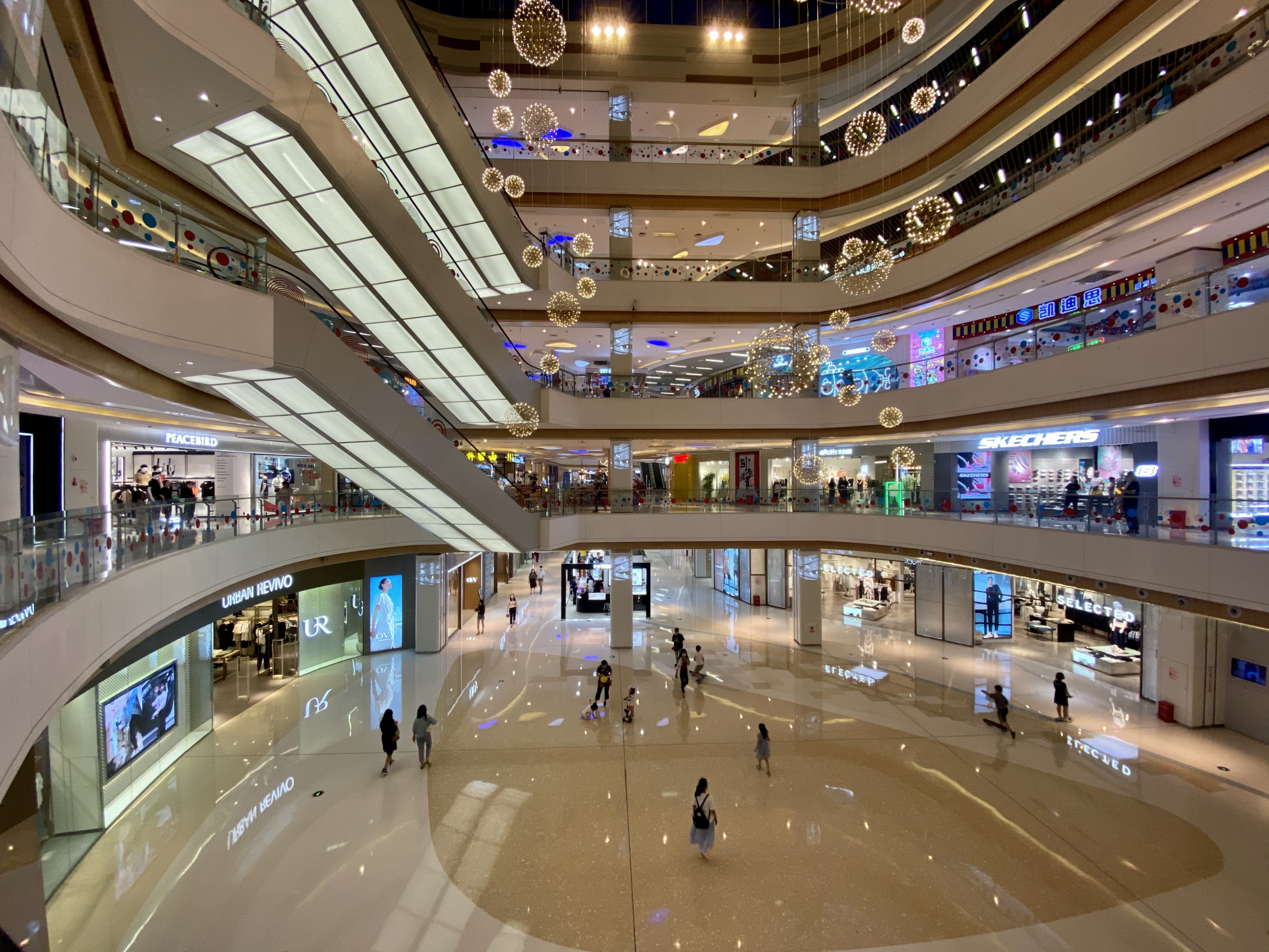 郑州中原区最大的一个商场 看起来很是高端 但却是菜市场的消费