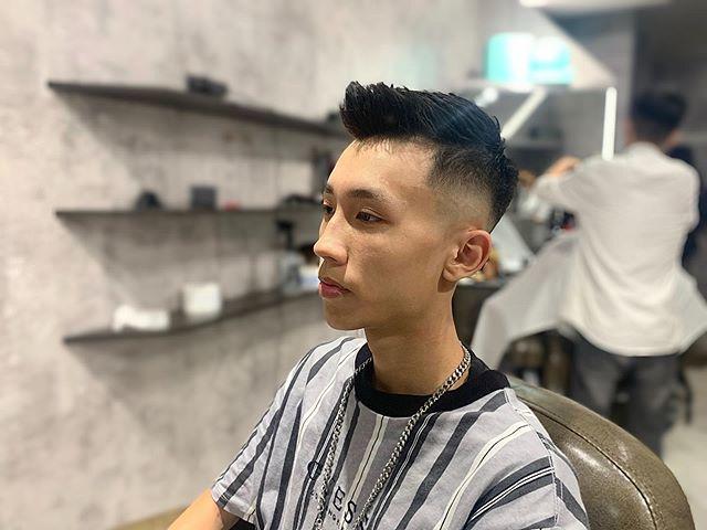 男生留小飞机头发型超帅气利用渐层推剪打造清爽干净造型