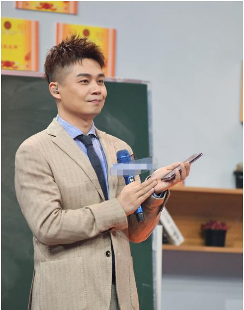 主持人沈涛才是人生赢家给他递话筒的女孩网友深藏不漏啊