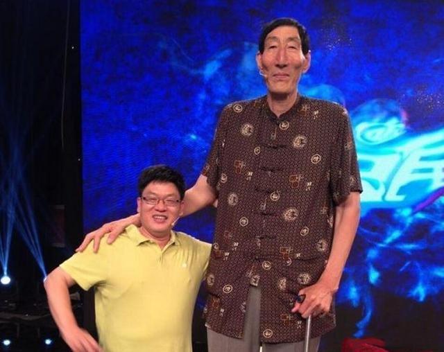 2米36巨人鲍喜顺68岁行走艰难儿子11岁小28岁妻子想要二胎