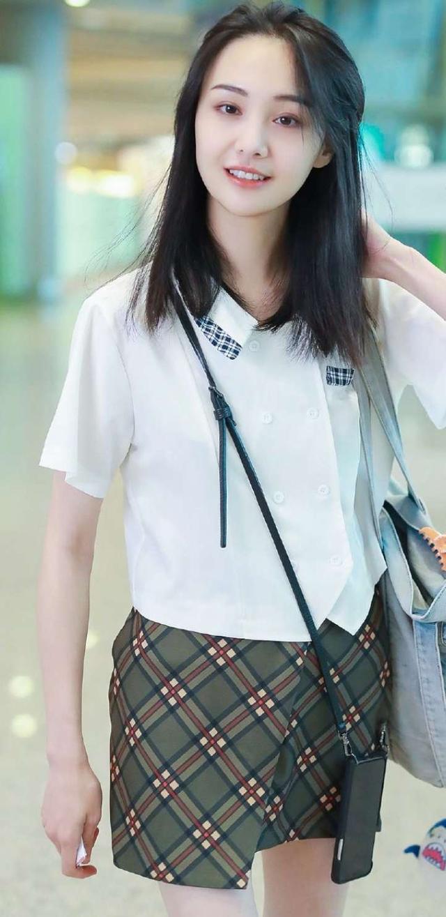 郑爽粉色系剧照,俏皮可爱