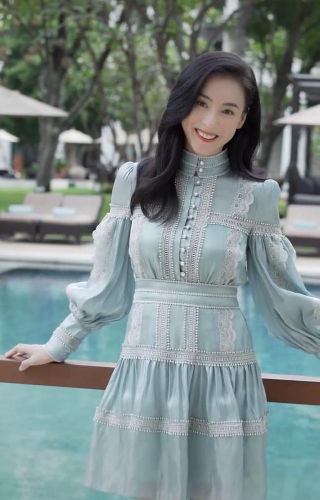 张柏芝最近身材是"反弹"了吗,侧面看似"圆筒",正面腰宽不少